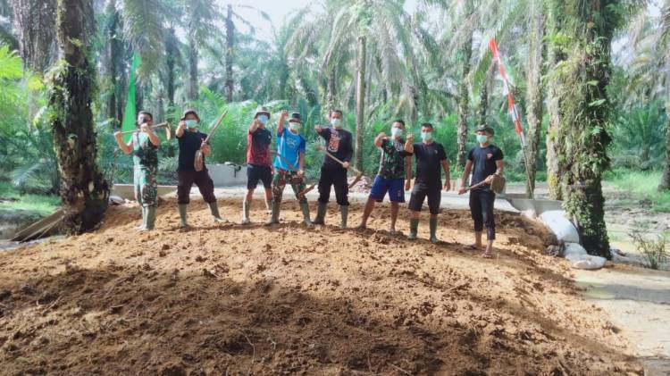Pembangunan Box Culvert Selesai, Anggota Satgas TMMD dan Warga Foto Bersama.