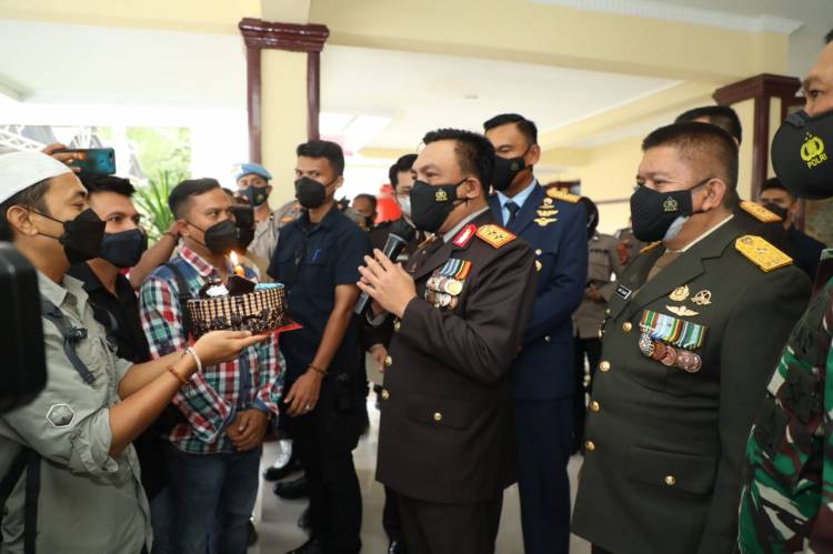 Awak media memberikan kue ulang tahun kepada Kapolda Sumut, Irjen Pol Panca Putra Simajuntak di HUT Bhayangkara ke 75 tahun.