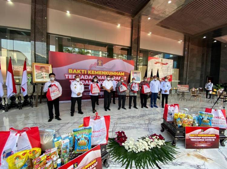 Peduli Sesama, Kemenkumham Lepas Puluhan Ribu Paket Bansos