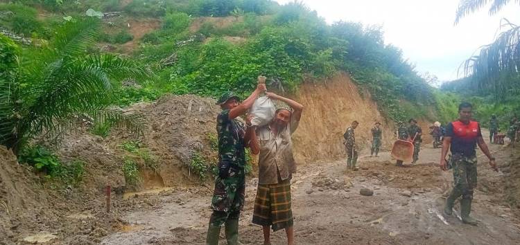 Spontanitas Satgas Kodim 0204/DS Membantu Warga di Lokasi TMMD