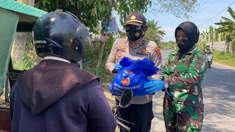 500 paket sembako di bagikan Wanita TNI Polri untuk masyarakat terdampak covid -19.