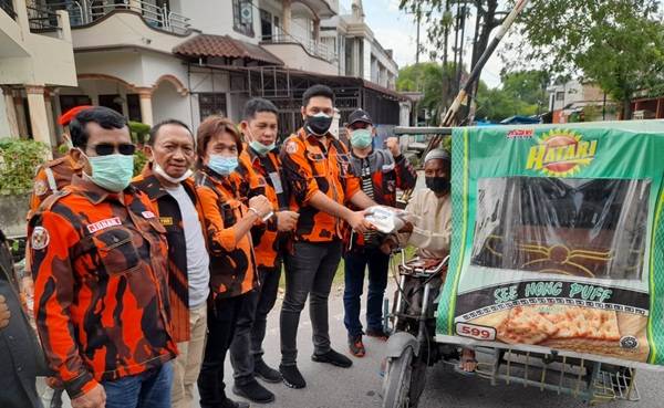 PPKM Diperpanjang, MPC PP Kota Medan Berikan Sembako kepada Warga Terdampak