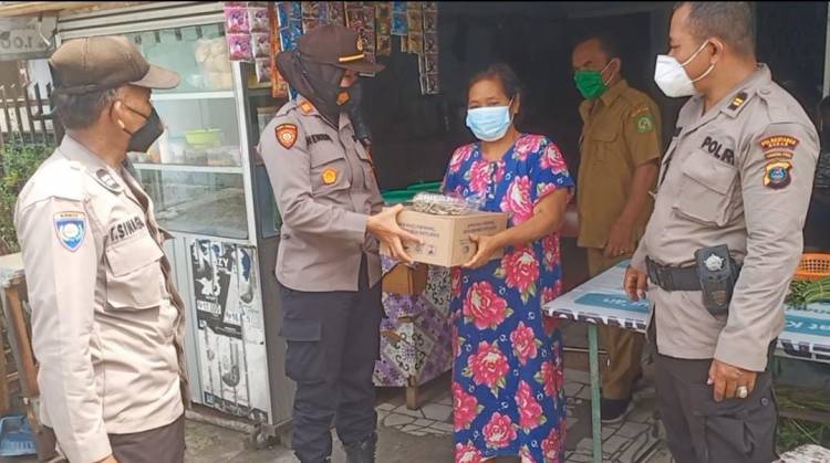 Plt Kapolsek Patumbak Jalan Kaki Salurkan Sembako Bantuan Kapoldasu Pada Warga