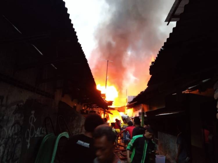 Bangunan Rumah  dan Toko Diluluhlantakan Sijago Merah