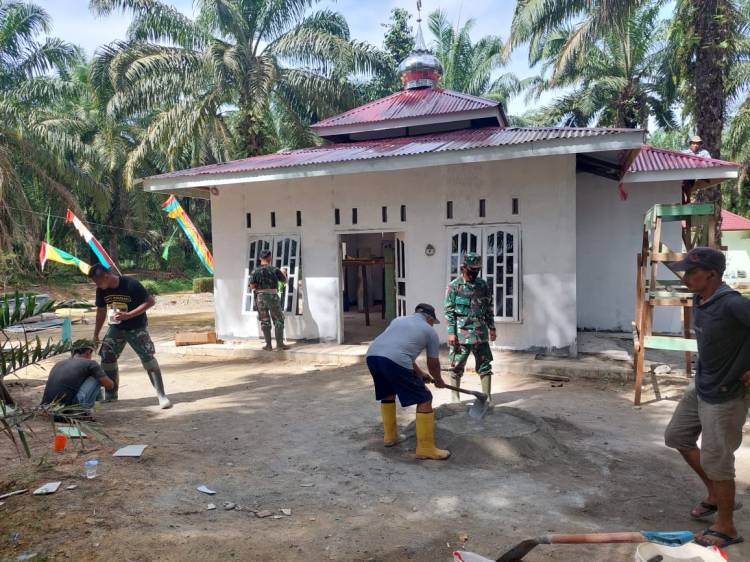 Pembangunan Mushollah Nurul Ikhlas hampir rampung, Pasi Ter Satgas TMMD datang meninjau.