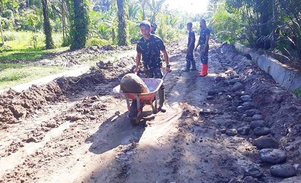 Pakai Angkong, Satgas Kodim 0204/DS Singkirkan Batu Koral di Jalan TMMD