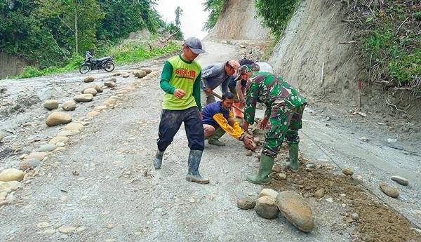 Pemasangan Batu Kiri-Kanan Badan Jalan TMMD Terus Dikebut Satgas Kodim 0204/DS
