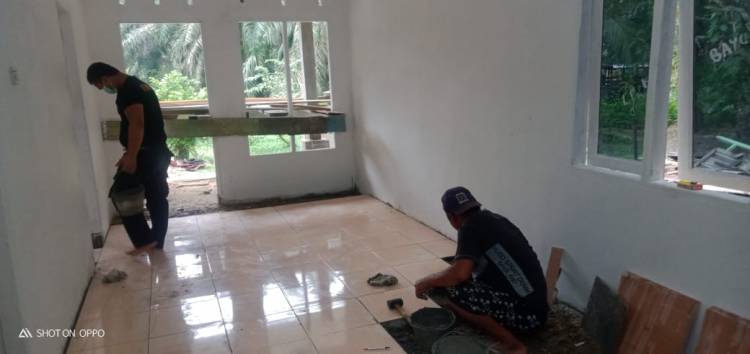 RTLH Bu Siti Halimah Tinggal Finishing, TNI dan Warga Lanjutkan Pemasangan Keramik