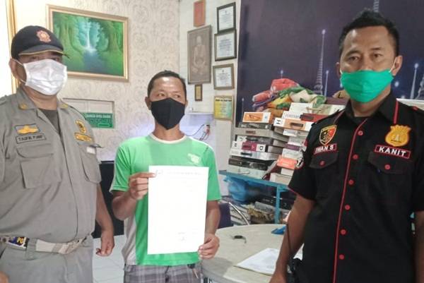 Polsek Medan Baru Bersama Petugas Gabungan Beri Surat Teguran Kepada Pemilik Usaha yang Beroperasi