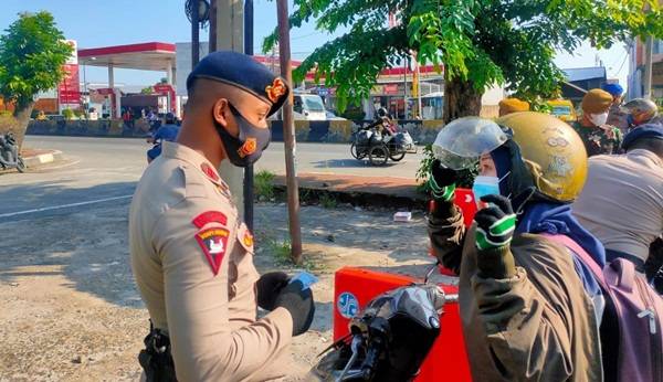 Brimob Poldasu Lakukan Pengamanan di Pos Penyekatan  Jalan Raya Medan Tanjung Morawa