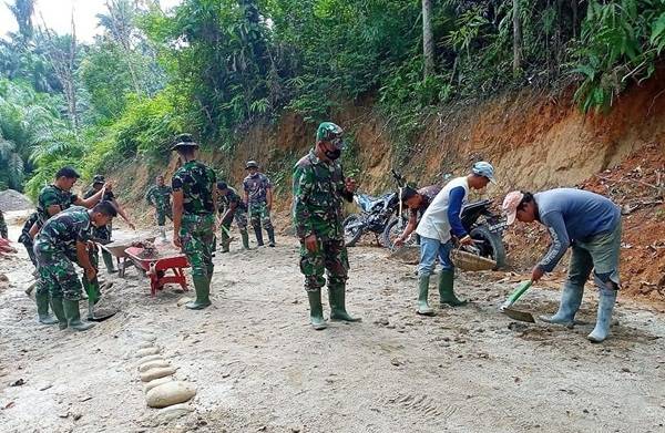 Hadir di Lokasi TMMD Kodim 0204/DS, Danramil 19/BP Selalu Pompa Semangat Bekerja  Personel