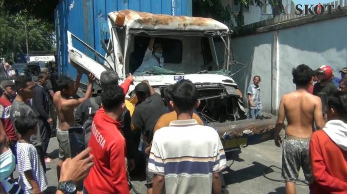 Dua Kontainer di Belawan Terlibat Laka Lantas
