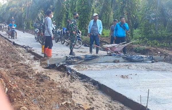 Motivasi Percepatan Cor Beton Jalan TMMD, Ini yang Dilakukan Dandim 0204/DS