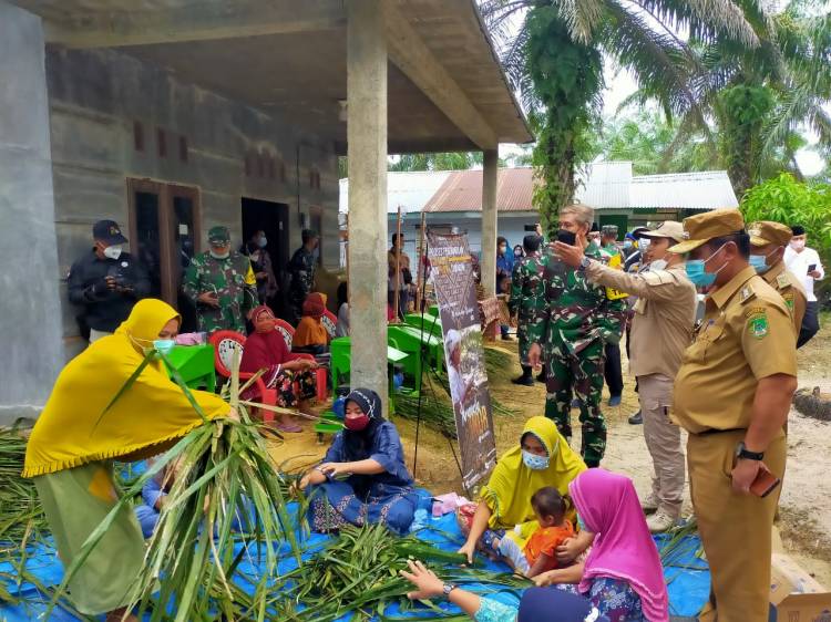 Program TMMD, Warga Antusias Kembangkan Usaha Lidi Kelapa Sawit