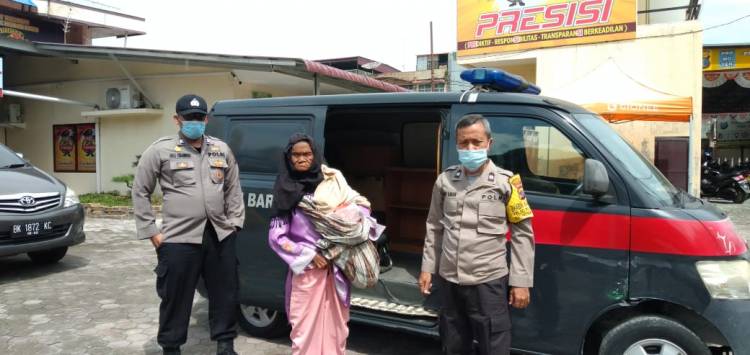 Petugas Polsek Medan Baru Antarkan Seorang Wanita Tua yang Tidak Tau Arah Jalan Pulang