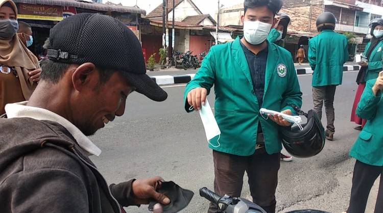 Tak Hanya Bagikan Masker, Mahasiswa dan Gakkum Juga Imbau Prokes