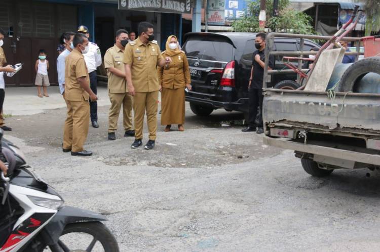 Wali Kota Medan Turun Langsung Meninjau Jalan Rusak Di Medan Selayang