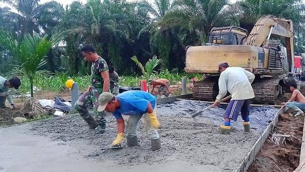 Satgas Kodim 0204/DS Terapkan Inovasi Baru dalam Pengecoran Jalan TMMD