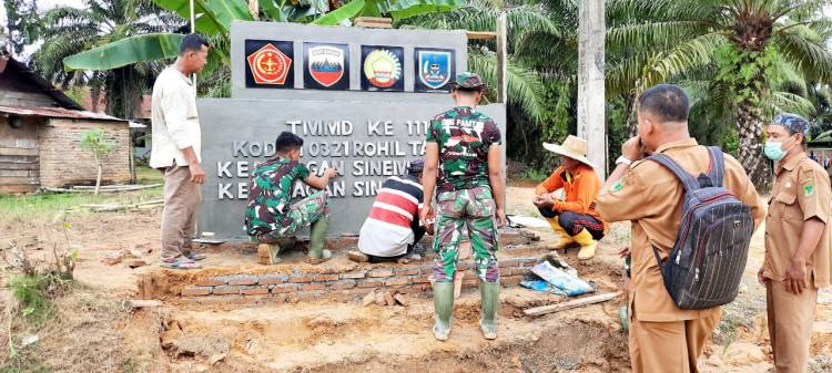 Jelang penutupan TMMD ke-111, anggota Satgas bersama warga gesa pembangunan tugu TMMD