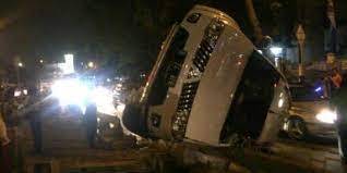 Mitsubishi Pajero Terguling di Tengah Jalan