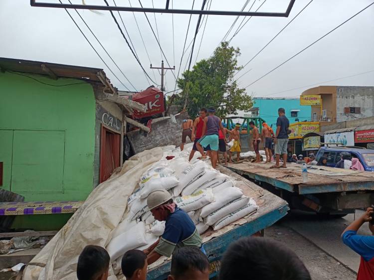 Diduga Rem Blong, Truk Pengangkut Pupuk Seruduk 3 Kios di Jalan RPH