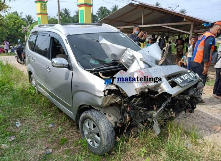 Mogok Ditengah Perlintasan Kereta Api, Avanza di Seruduk KA Barang
