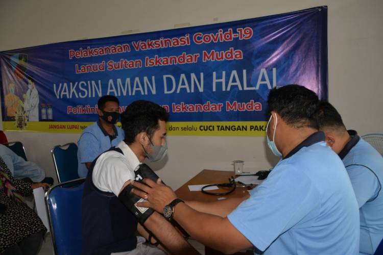 Masyarakat Antusias Mengikuti Serbuan Vaksinasi Covid-19 yang digelar di Klinik Lanud SIM .