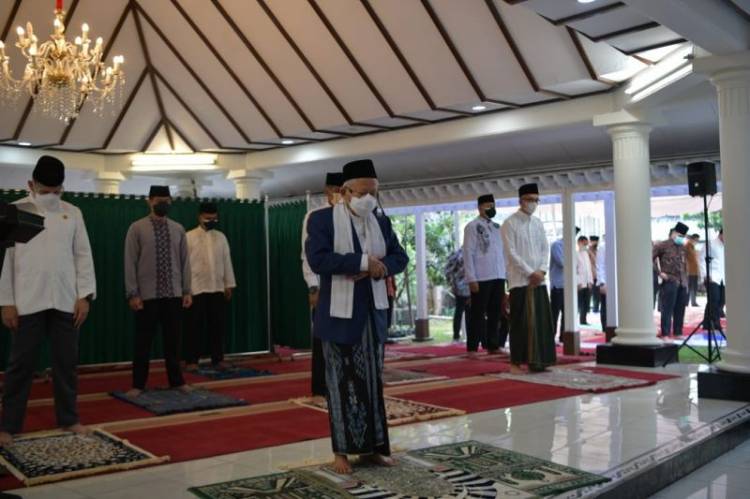 Di Rumah Dinas, Wapres Ma'ruf Amin Laksanakan Sholat Idul Adha