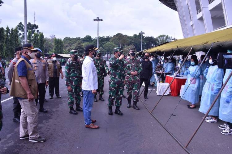 Panglima TNI Tinjau Vaksinasi Massal dan Dapur Lapangan Marinir di GBK