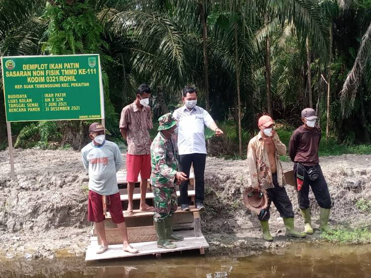 Babinsa Suak Temenggung tinjau kolam perikanan demplot TMMD ke-111.