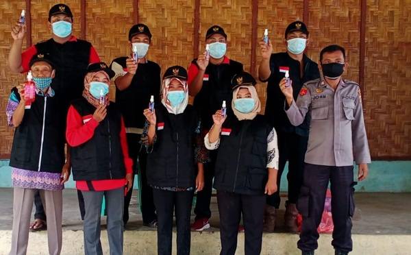 Pangulu Nagori Mayang Bagikan Alat Prokes Covid-19 ke Masyarakat