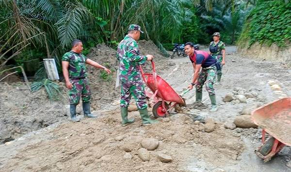 Tak Ada Kata Menyerah, Satgas TMMD 111 Kodim 0204/DS Terus Mantapkan Permukaan Badan Jalan