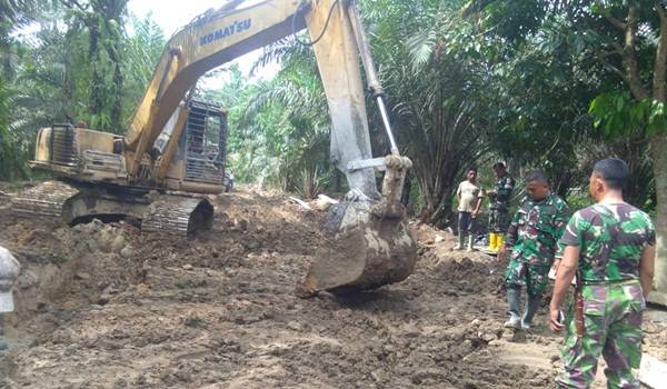 Atasi Lumpur di Badan Jalan, Bakhoe Excavator Percepat Pengerjaan Jalan Rigid Beton