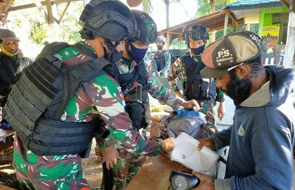 Satgas Pamtas Yonif 131/Brs Amankan 6 Orang Terduga Anggota TPNPB-OPM Saat Sweeping di Papua