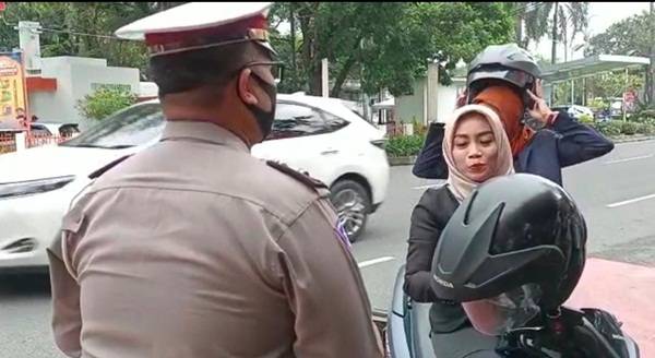 Tegur Pengendara Dengan Pantun, Iptu Nanang Tuai Pujian