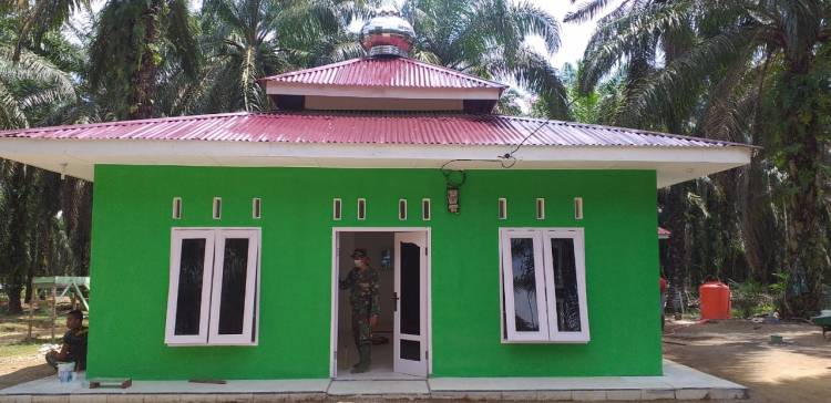 Pembangunan Mushollah Nurul Ikhlas Selesai, Anggota Satgas TMMD Laksanakan Pembersihan