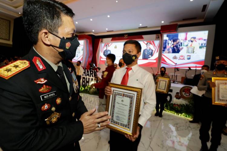Irjen Nico Afinta Beri Penghargaan Kepada AKBP Oki dan Kompol Daniel