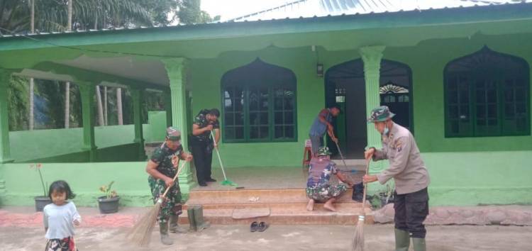 Sinergitas TNI-Polri di TMMD Kodim 0204/DS, Wakalpolsek BP Ikut Bersihkan Masjid