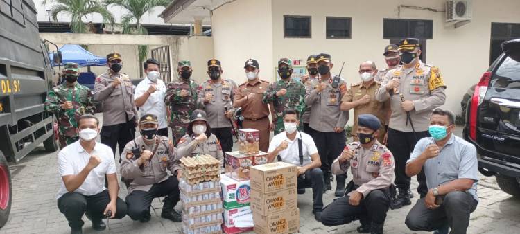 Pangdam I/BB Bersama Kapoldasu Berikan Bingkisan dan Suplemen ke Polsek Medan Timur