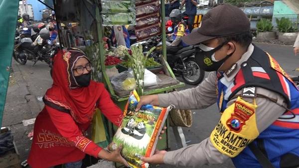 TNI-Polri dan Pemerintah Beri Bantuan Sembako Secara Humanis Kepada Masyarakat di Jatim