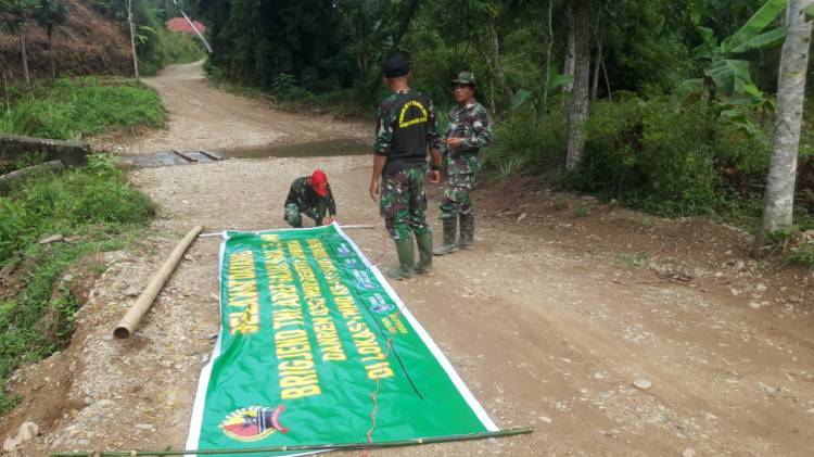 Anggota Satgas TMMD Persiapkan Penyambutan Kedatangan Danrem 032/WBR