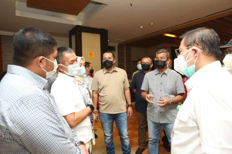 Wakil Wali Kota Medan Tinjau Ruangan yang akan dijadikan IGD di Ex Hotel Soechi