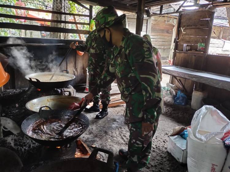Anggota TMMD Kodim 0306/50 Kota Menimba Ilmu Bersama Pengrajin Gula Aren
