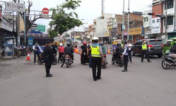 Gencarkan PPKM Level 4, Polsek Sunggal Dirikan Posko di Pasar Tradisional