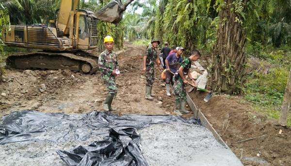 Bijak Hadapi Cuaca, Satgas TMMD Lapisi Bahan Cor dengan Plastik