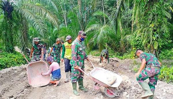 Suhu Panas Membakar Kulit Makin Bangkitkan Semangat Satgas TMMD Kodim 0204/DS Pacu Pekerjaan