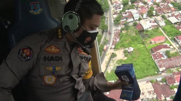 Polda Sumut Sebar 5.000 Brosur Imbauan Patuhi PPKM Darurat Dari Udara
