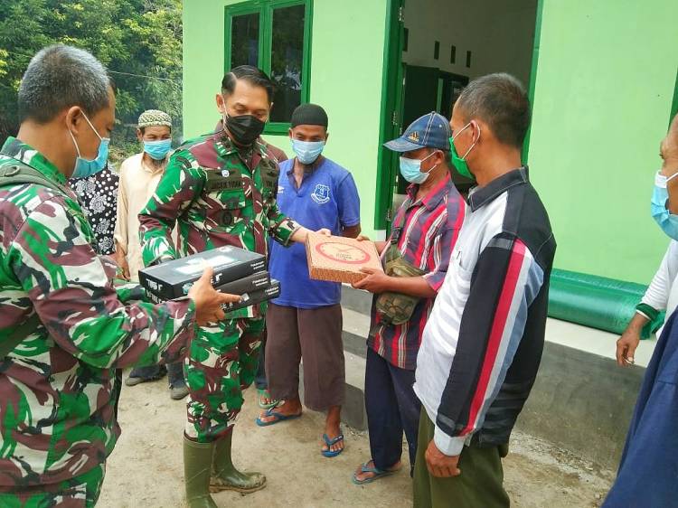 Dansatgas Kodim 0204/DS Serahkan Bantuan Kontak TMMD ke Musholla Al Kahfi