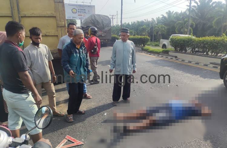 Pengendara Honda Scoopy Tewas Setelah Tabrak Pantat Gerobak