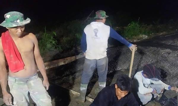 Kejar Tayang Jalan Cor Beton,  Satgas TMMD Kodim 0204/DS Abaikan Dinginnya Malam